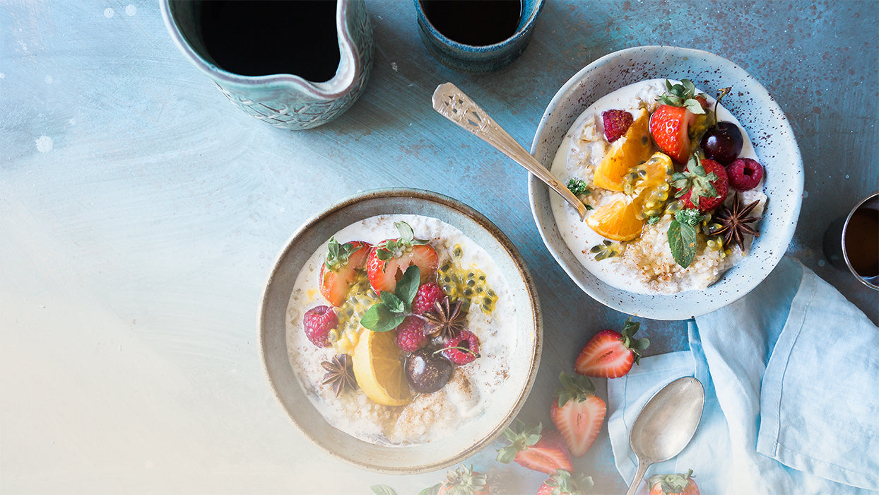 Zwei Schalen Joghurt mit Obst